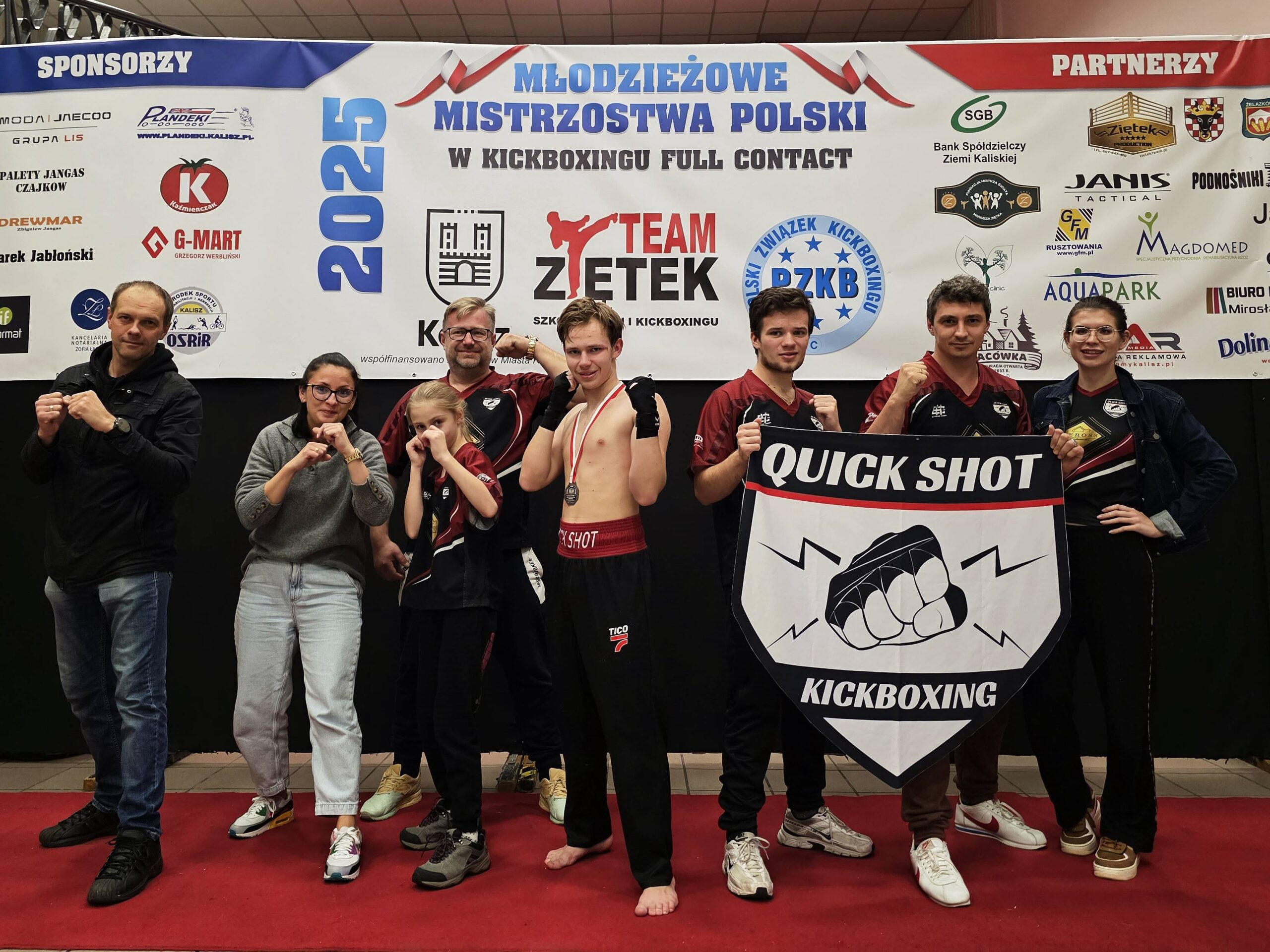 Adrian Kubarski z Quick Shot Kickboxing Częstochowa odbiera srebrny medal Mistrzostw Polski Full Contact 2025.