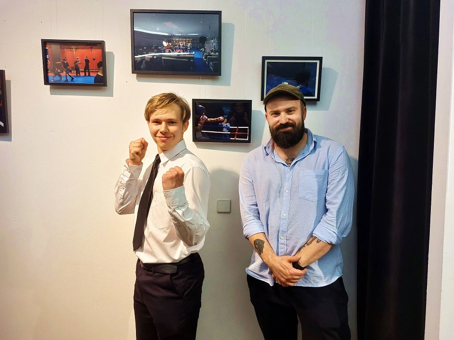 Adrian Kubarski wraz z Mateuszem Pawełczukiem prodziekanem UJD