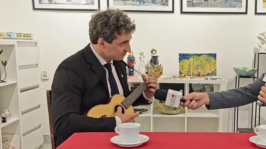 Łukasz Wabnic w studio Częstochowa gra na ukulele